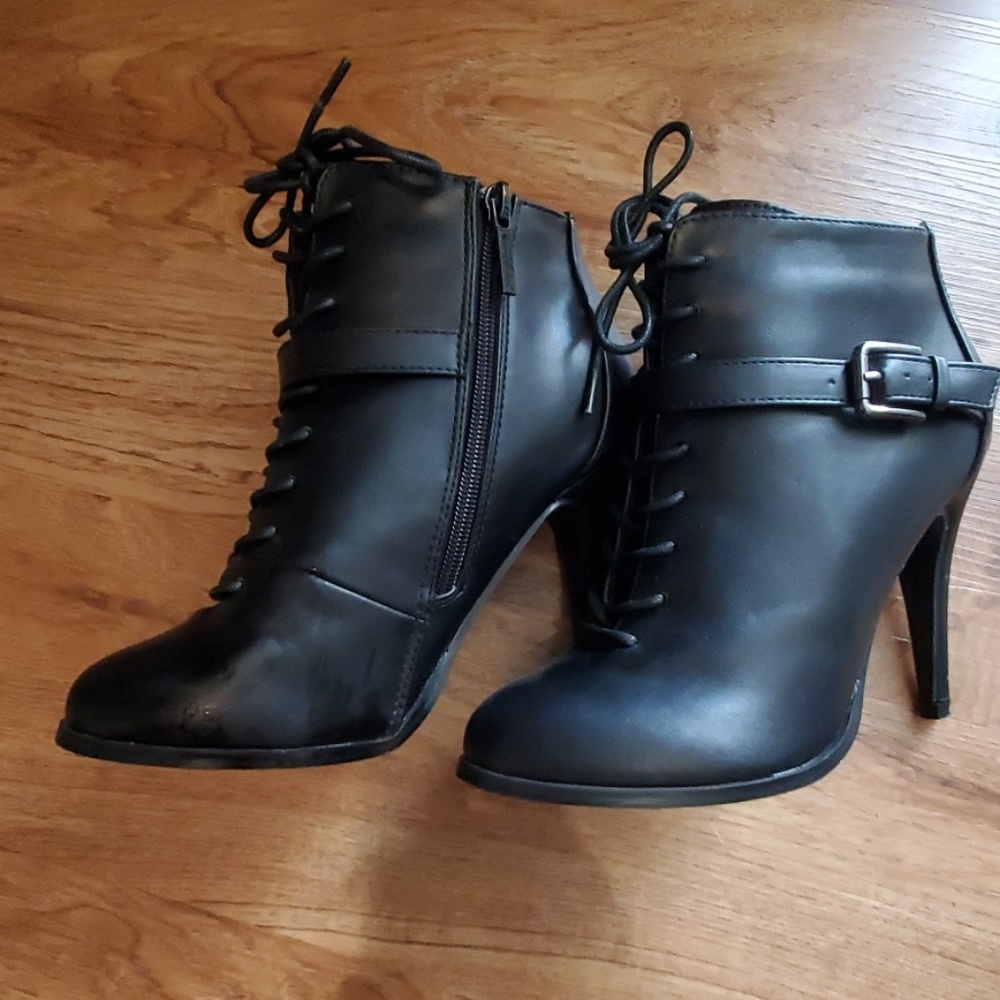 Michael Antonio 4" booties, size 7